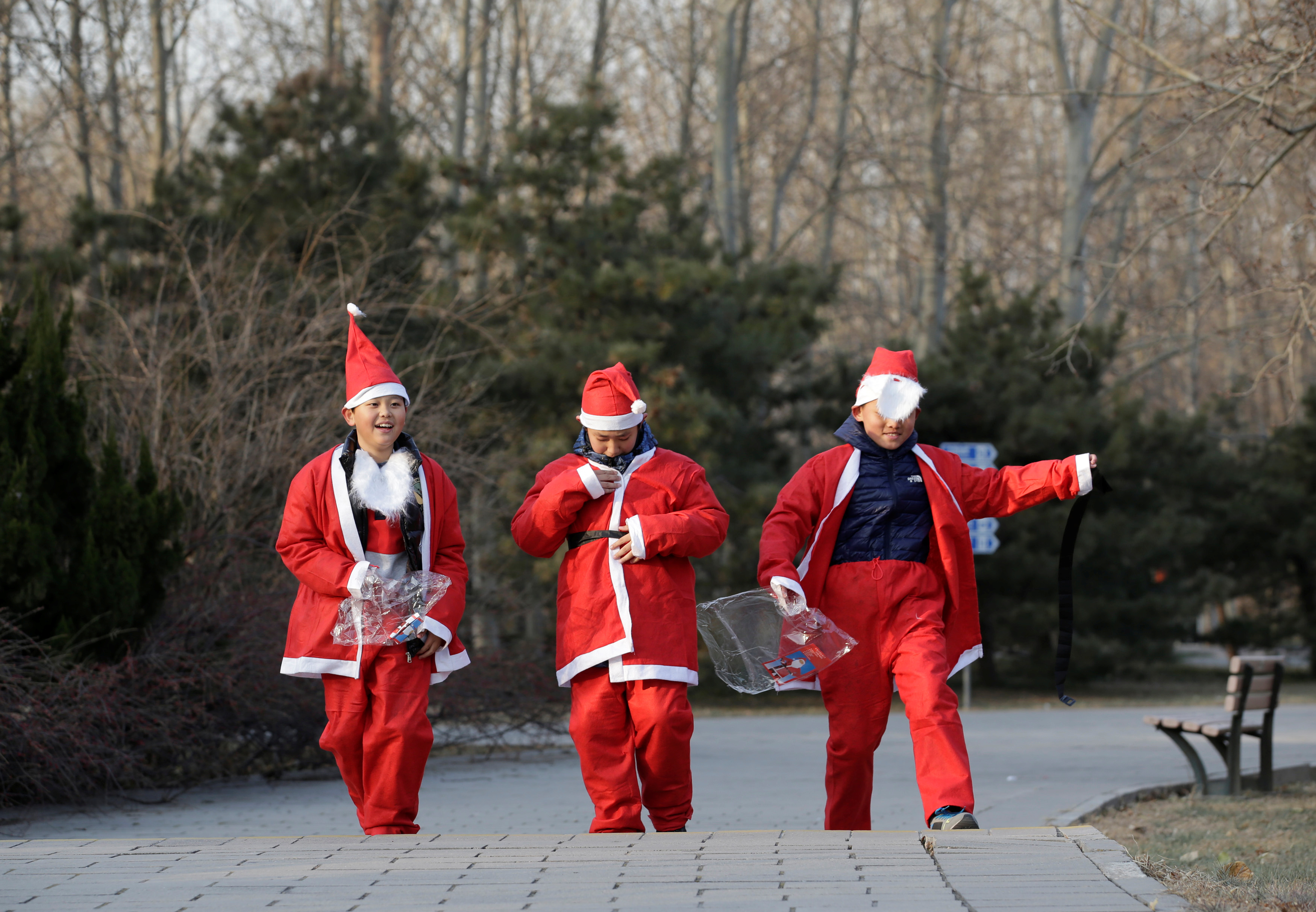 اطفال فى الصين يرتدون ملابس سانتا كلوز