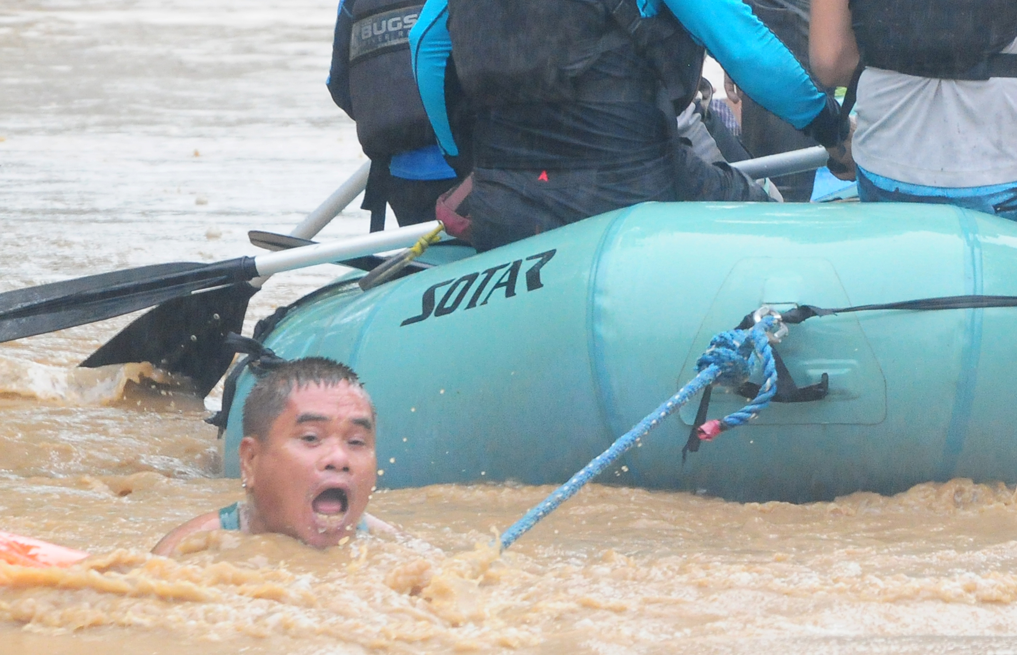 الفيضانات فى الفلبين ومحاولات انقاذ أحد الأشخاص