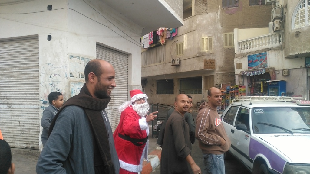 بابا نويل بشوارع قنا (3)