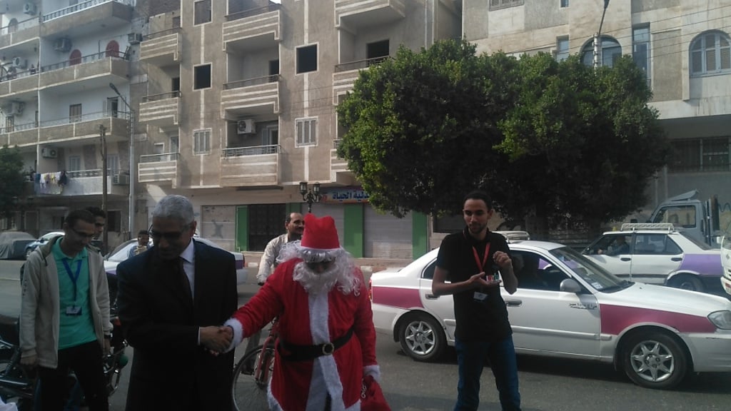 بابا نويل بشوارع قنا (4)