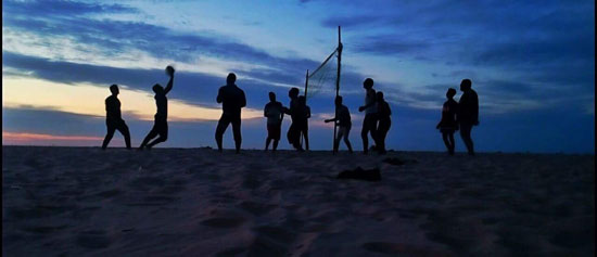  شباب على شاطئ العريش