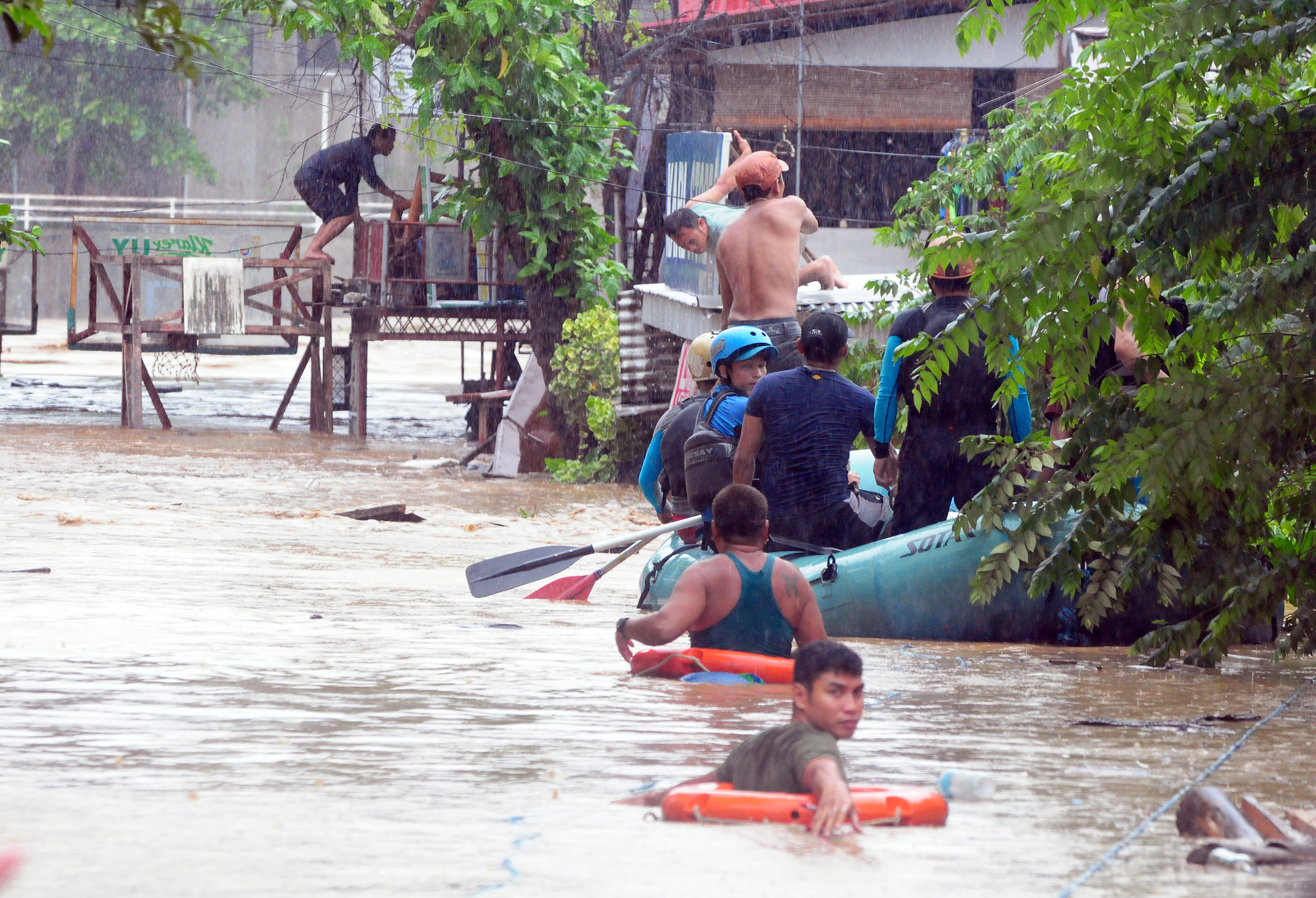 مواطنو سلفادور وسط الفيضانات