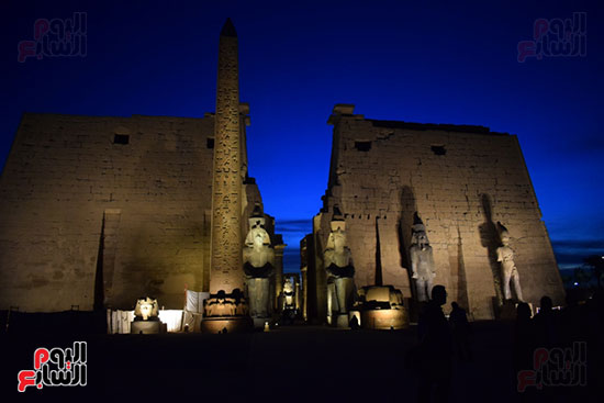 واجهة معبد الأقصر المميزة مع السماء الصافية