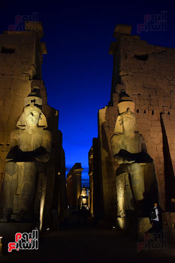  تمثالى الملك رمسيس الثانى بمدخل المعبد