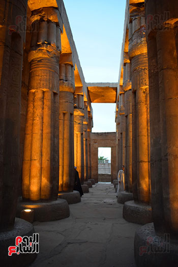  العمال بين أعمدة معبد الأقصر