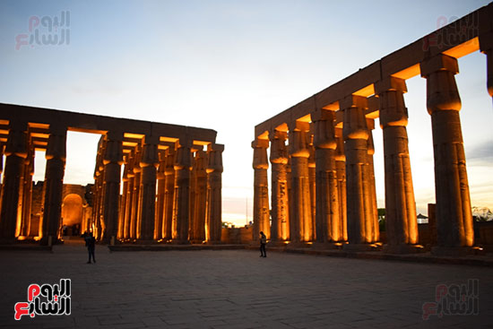  سحر الإضاءة فى أعمدة معبد الأقصر