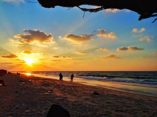 الغروب على الشاطئ