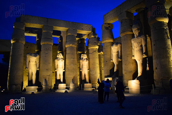  التقاط الصور التذكارية داخل معبد الأقصر