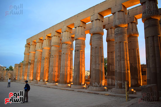 الإضاءة تضفى السحر على أعمدة معبد الأقصر