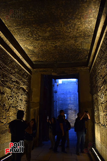  صور تذكارية للسياح داخل المعبد