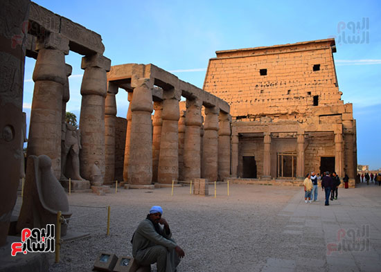  الخفراء والسياح داخل معبد الأقصر