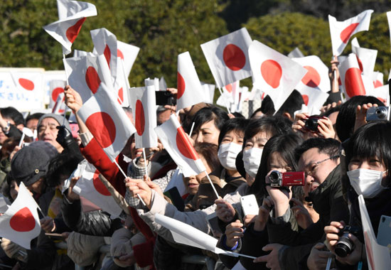  مواطنون يحملون العلم اليابانى 
