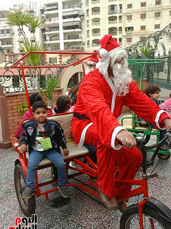 بابا نويل و الاطفال يمرحون