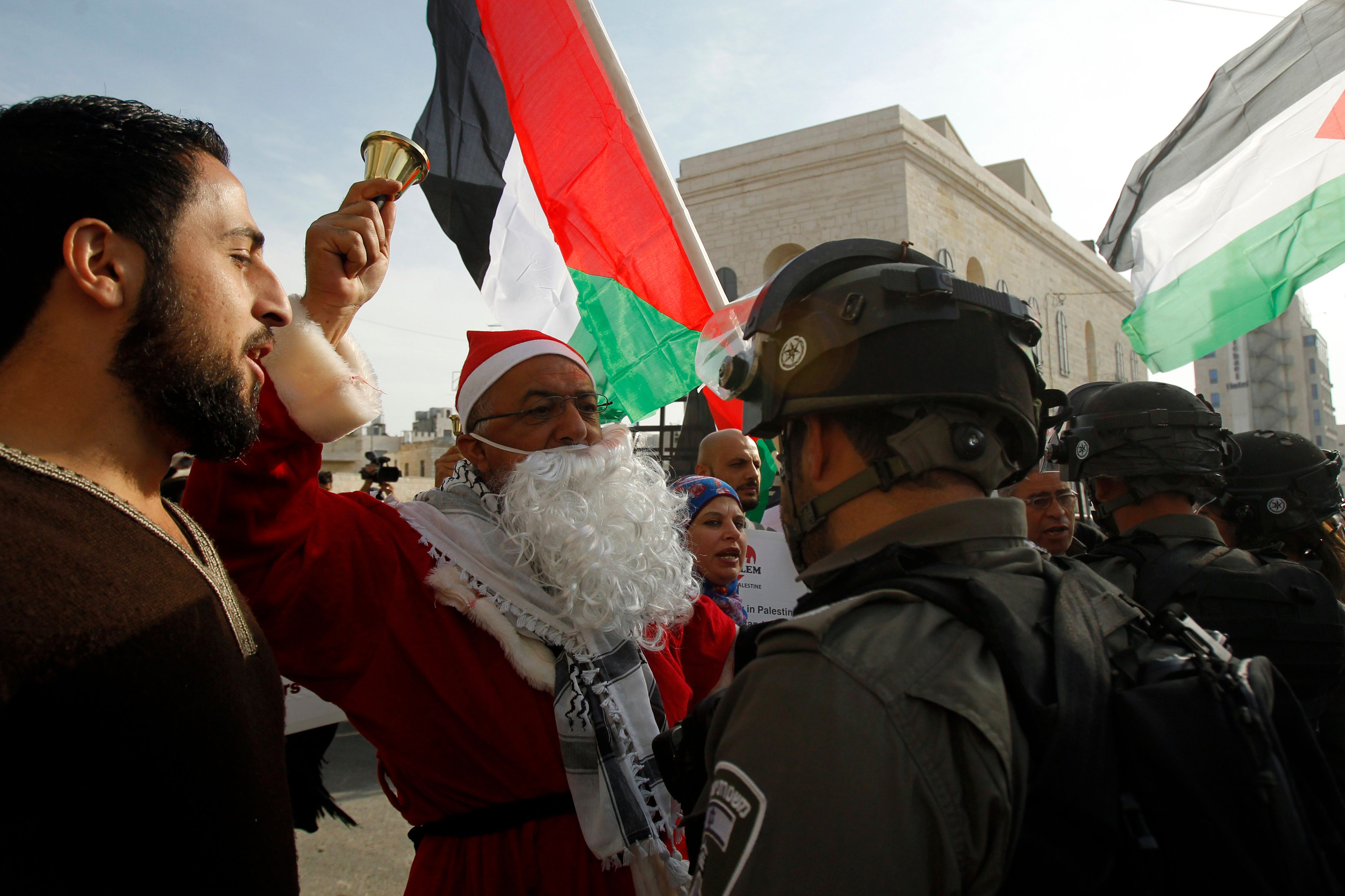 فلسطينى يواجه عناصر الاحتلال بملابس البابا نويل