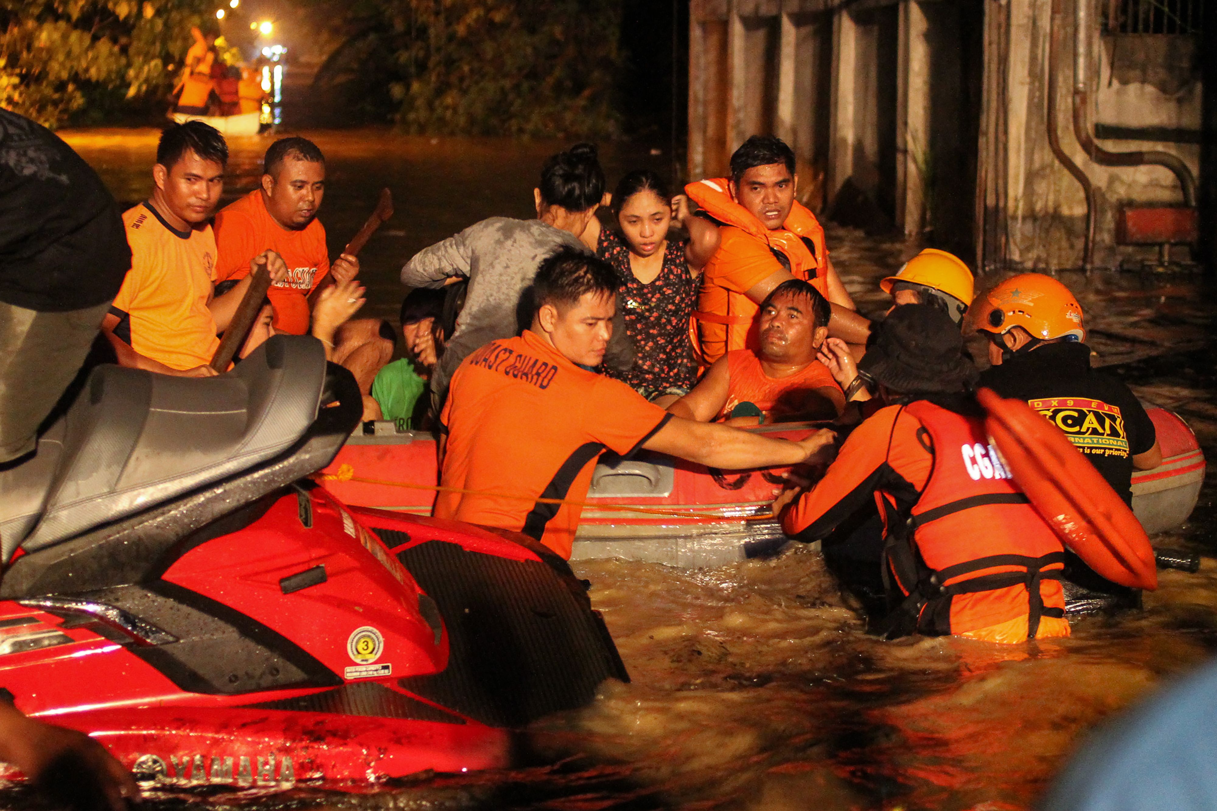 رجال الإنقاذ فى الفلبين