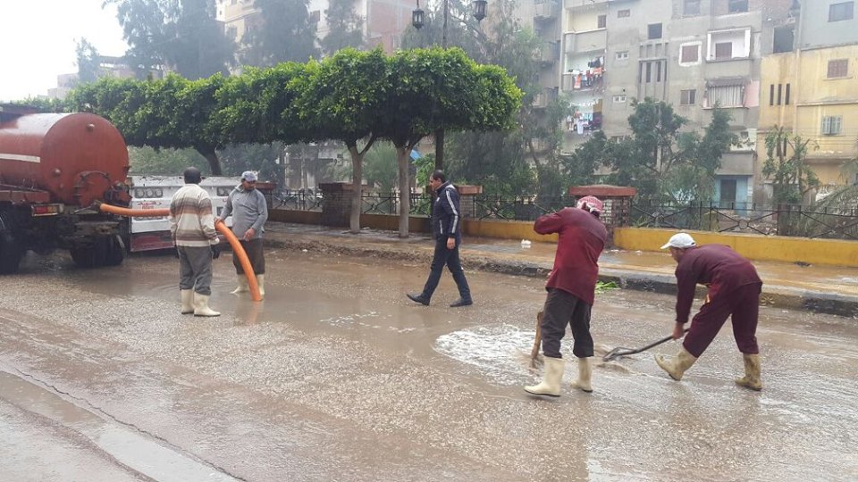 3- عمال مدسنة دسوق يرفعون المياه من الشوارع