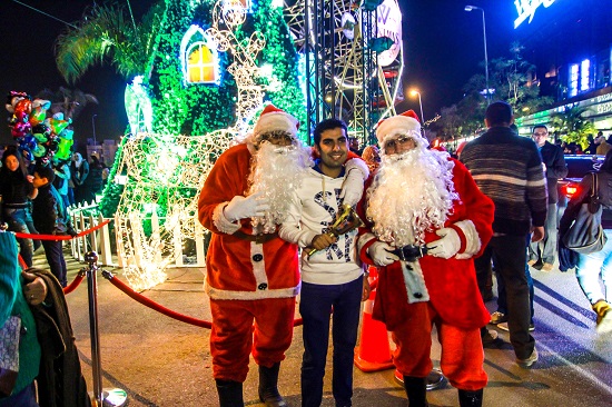 بابا نويل يتصور مع المواطنين