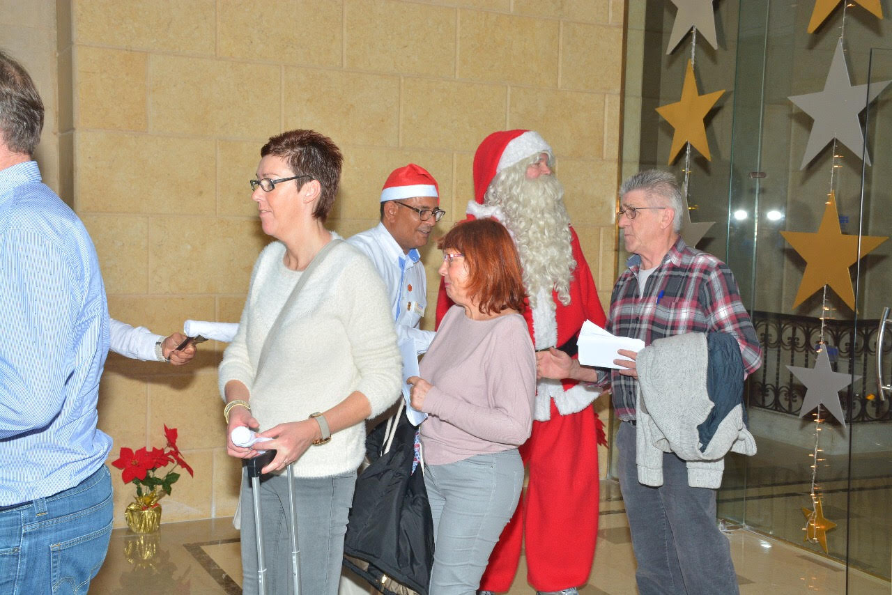 بابا نويل يوزع هدايا على السياح 