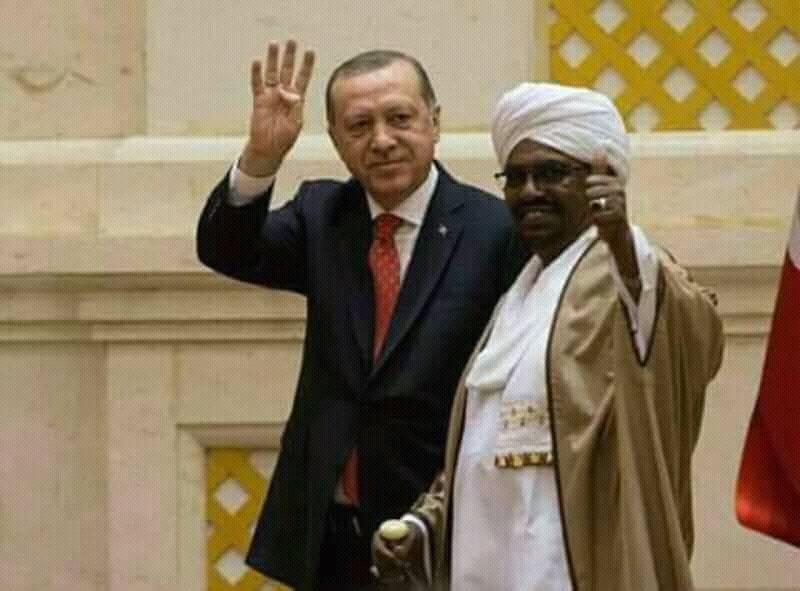 أردوغان يشير بعلامة رابعة