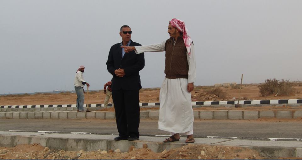 احمد عبد العظيم رئيس مدينة ابورديس يتفقد الطريق