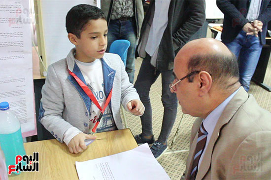 عميد كلية العلوم يستمع لطفل يشرح مشروعه