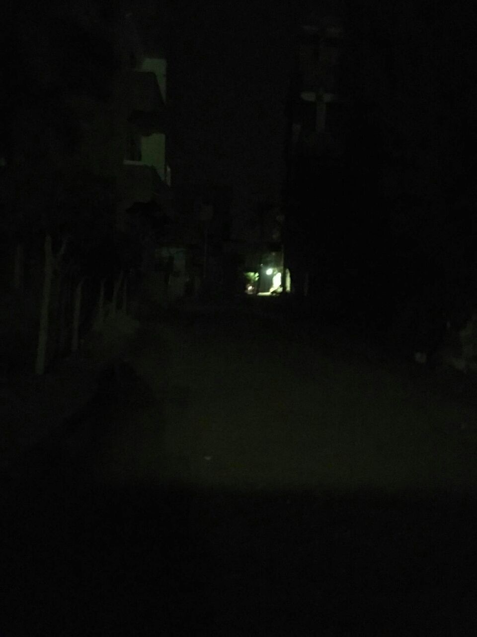 شوارع القرية ليلا