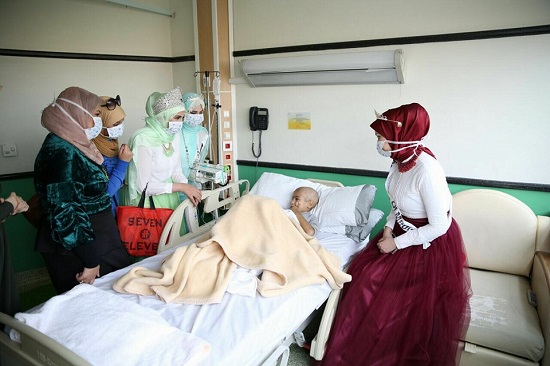 ملكة الحجاب ووصيفتيها بمستشفى سرطان الأطفال