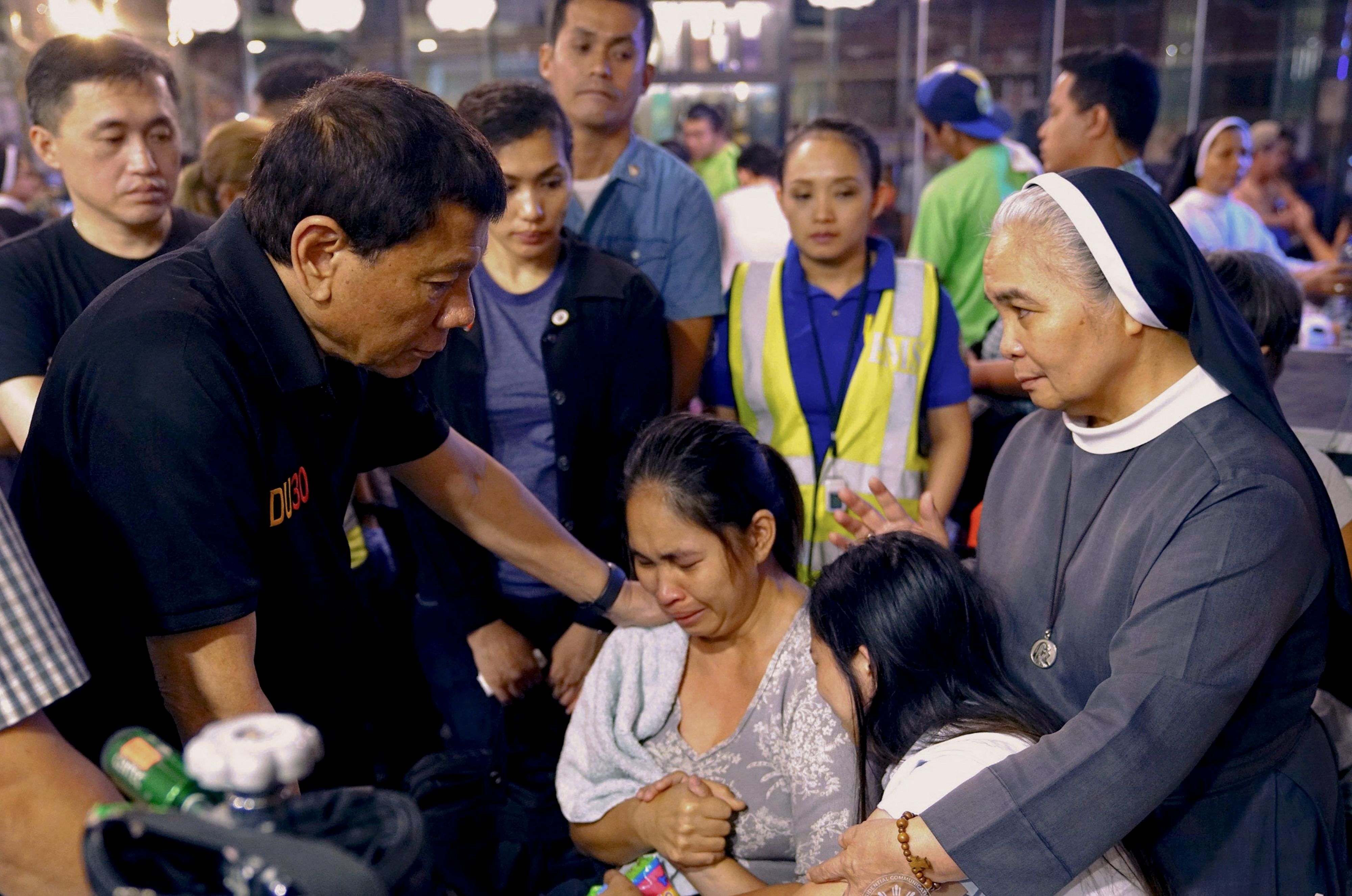 الرئيس الفلبينى يزور مصابى حادث الحريق