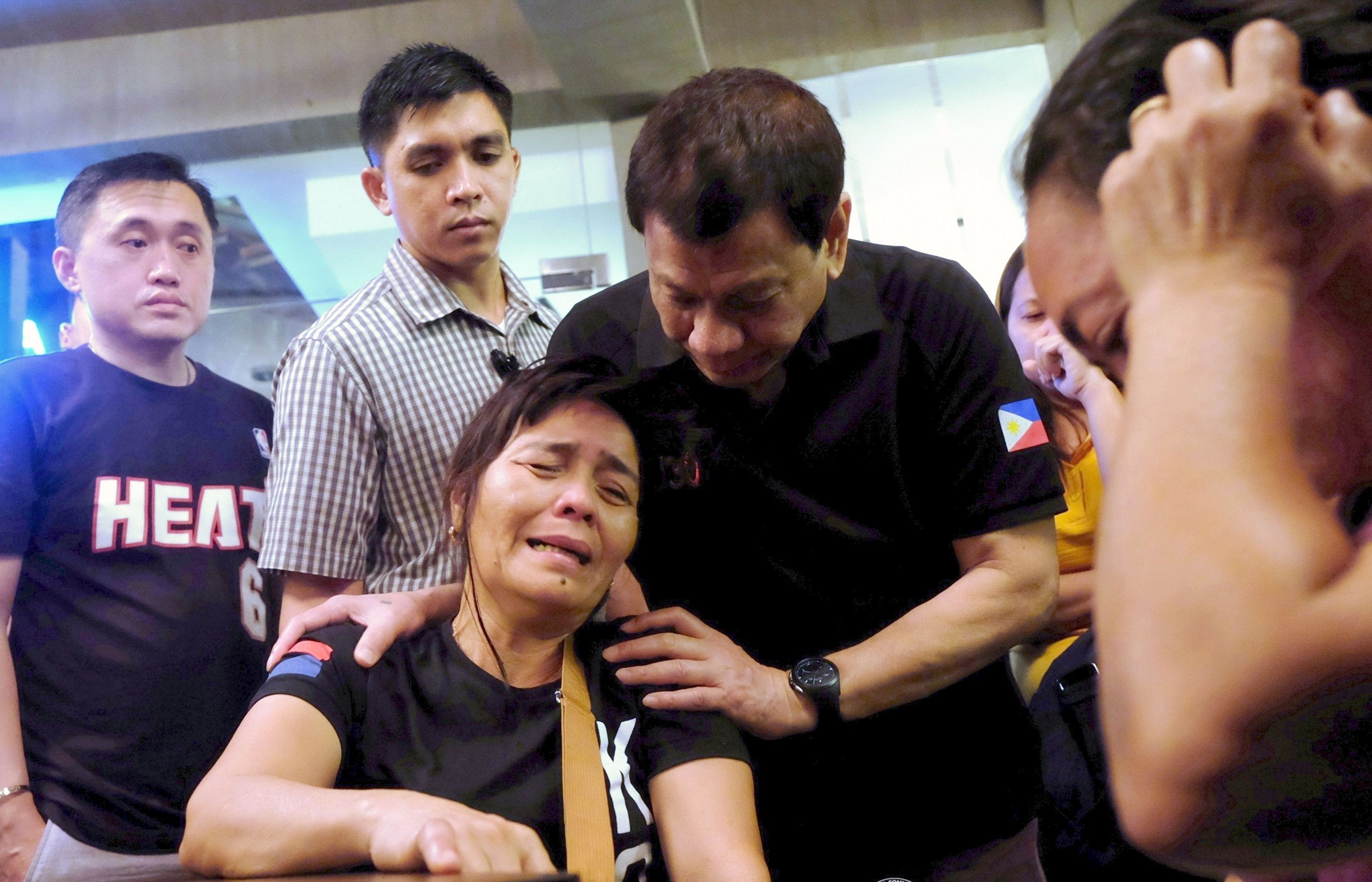 الرئيس الفلبينى يواسى ضحايا العاصفة تمبين