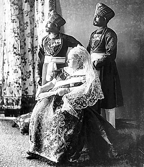 الملكة فيكتوريا وعبد الكريم وصديقه الهندي