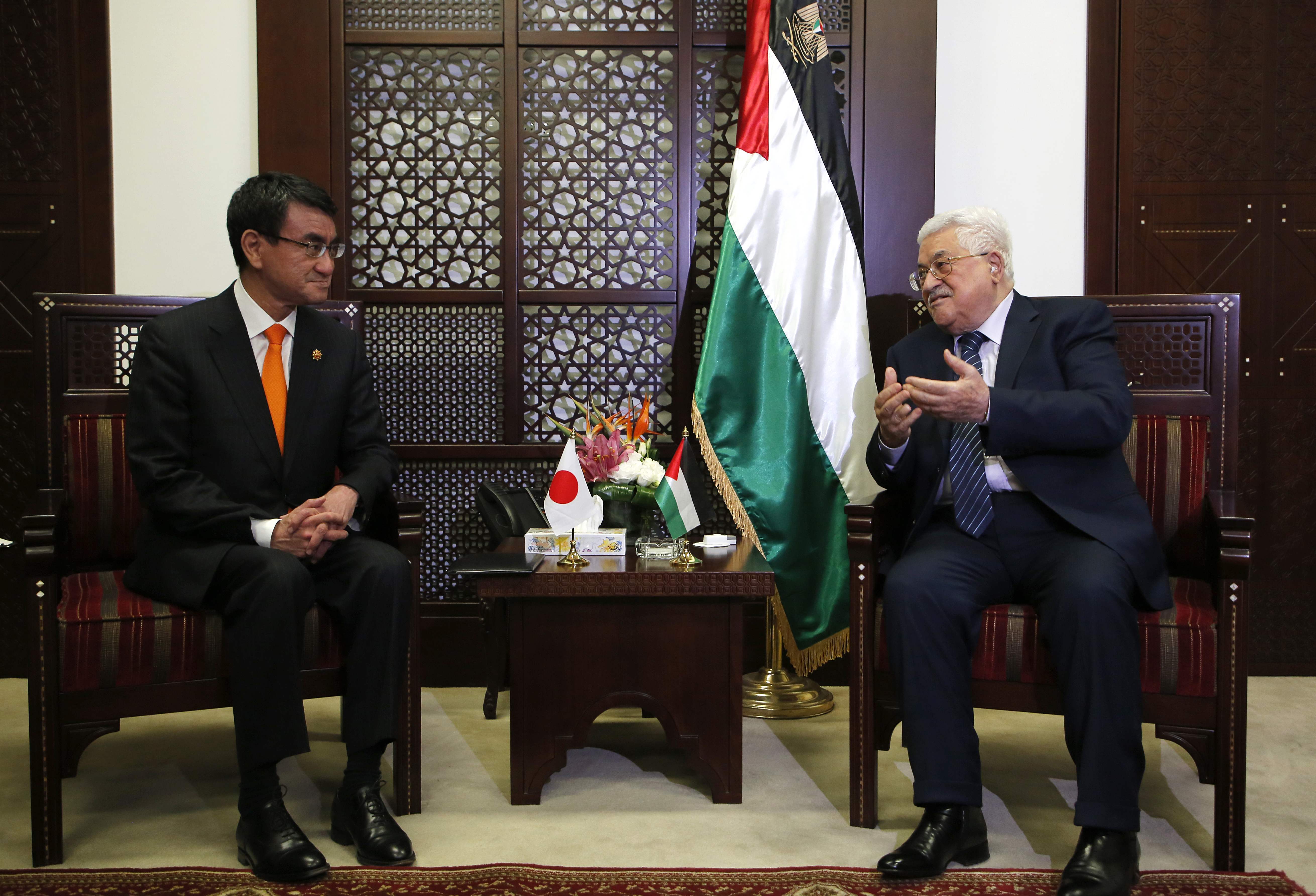 محمود عباس يلتقى بوزير الخارجية اليابانى فى رام الله