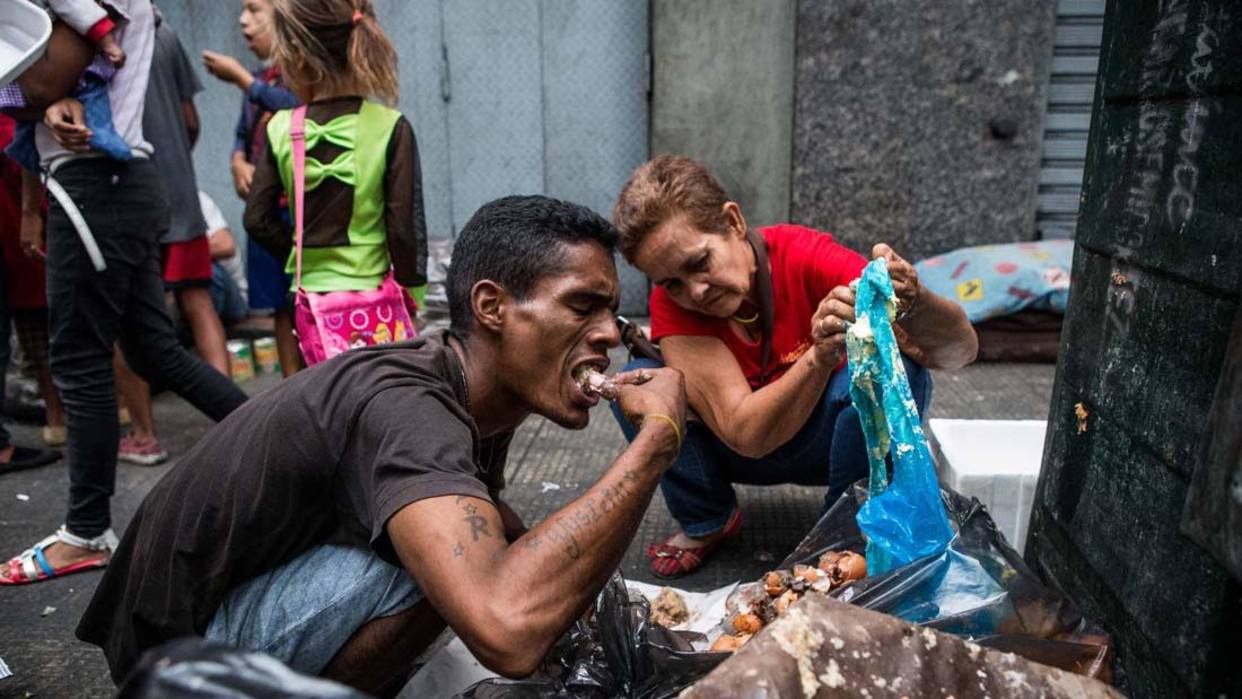 الفنزويليين يتناولون الطعام فى اعياد الميلاد من حاويات القمامة