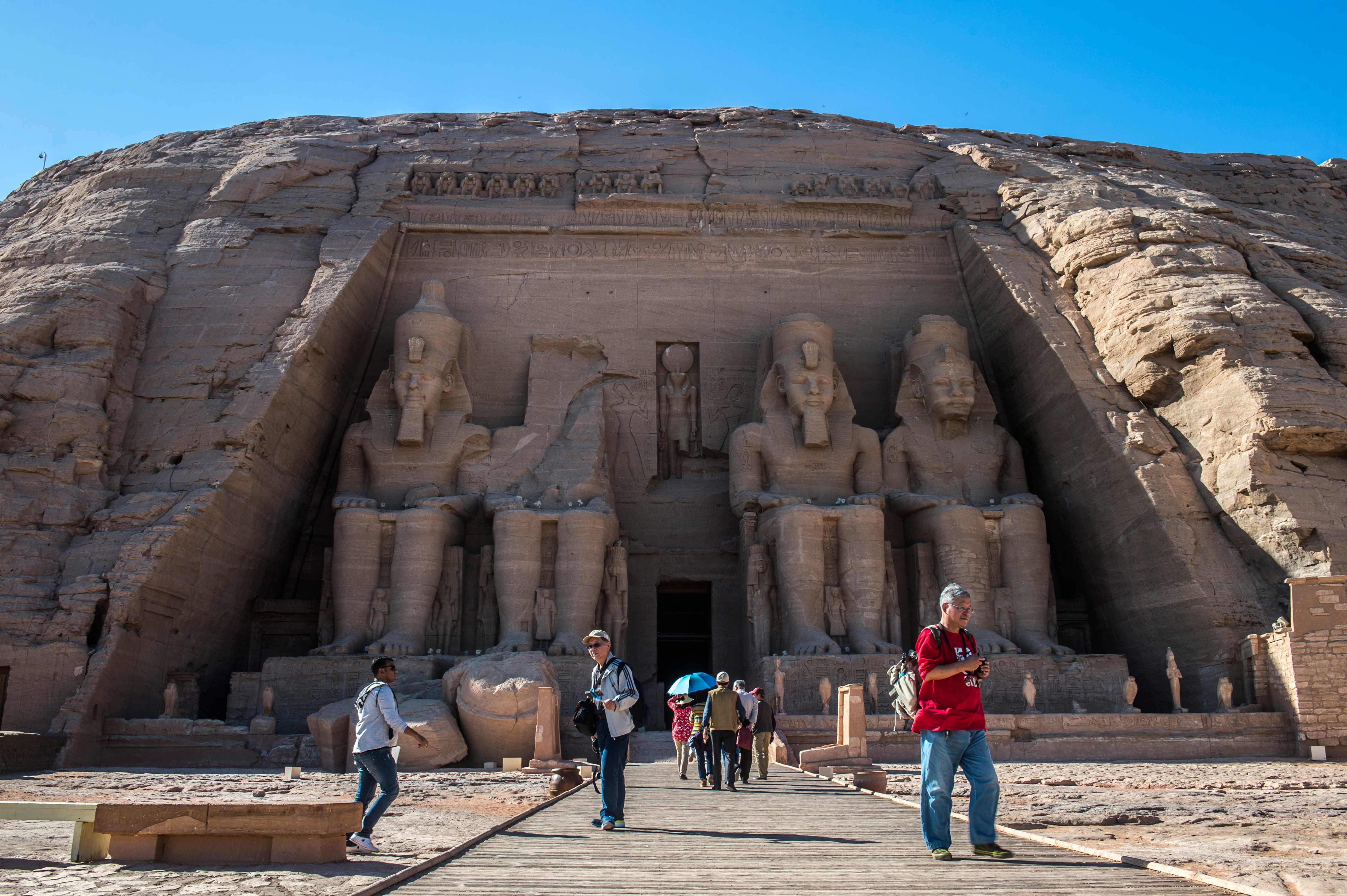 عدد من السياح يقفون أمام معبد أبو سمبل