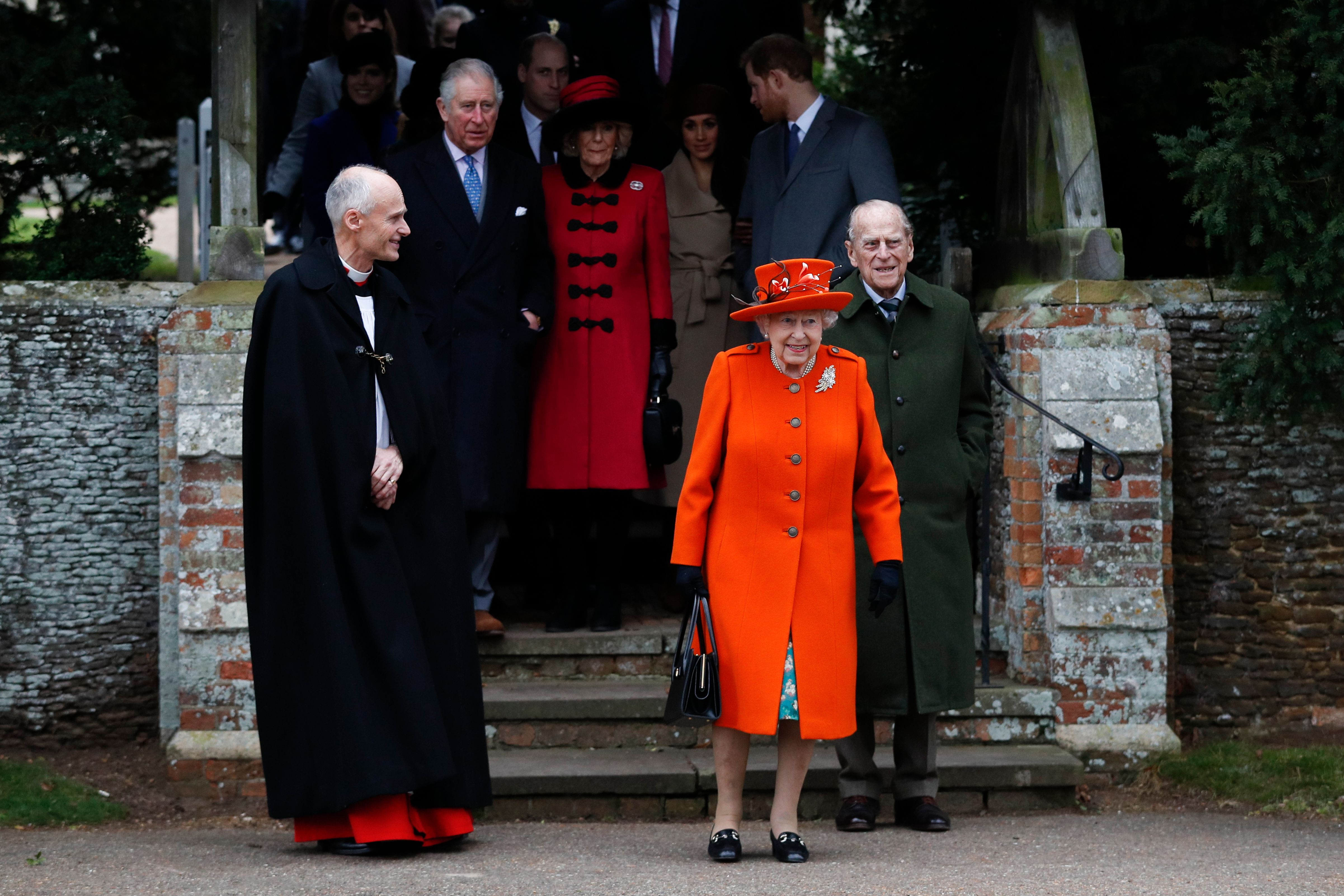 الملكة اليزابيث الثانية برفقة العائلة المالكة يحتفلون بقداس عيد الميلاد