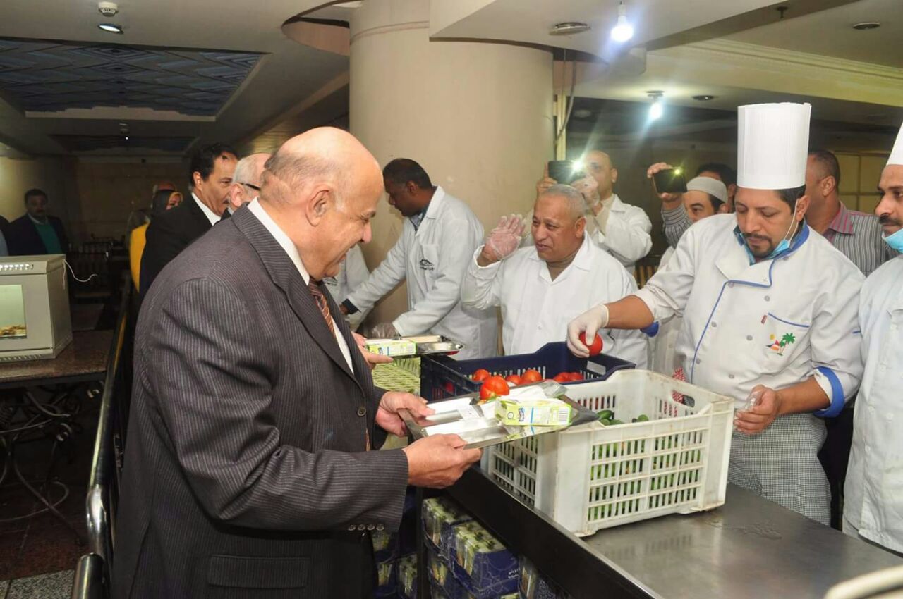 رئيس جامعة عين شمس ونوابه يتناولون وجبة الغداء مع طلاب المدينة الجامعية (4)