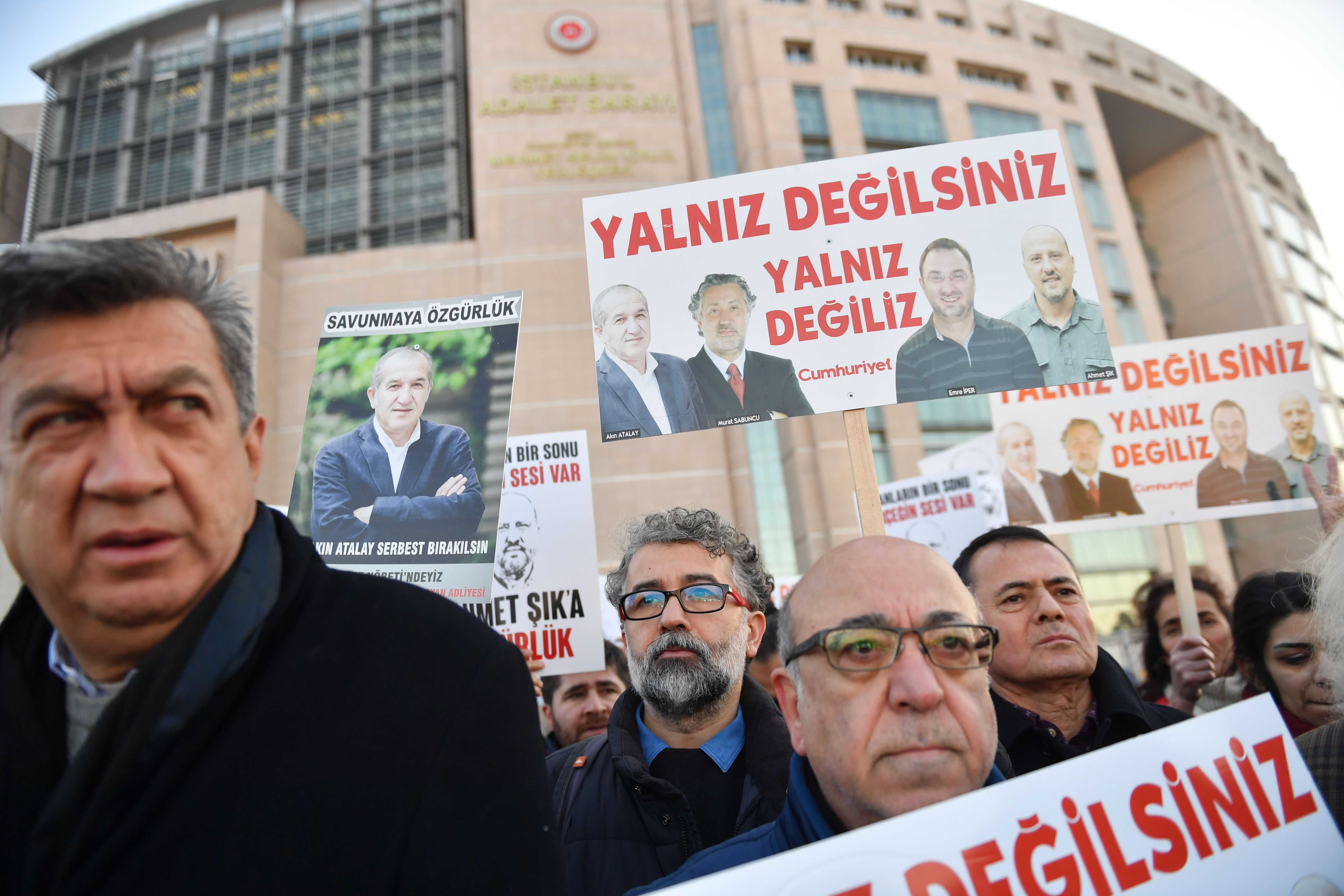 لافتات منددة بقمع الصحافة فى تركيا