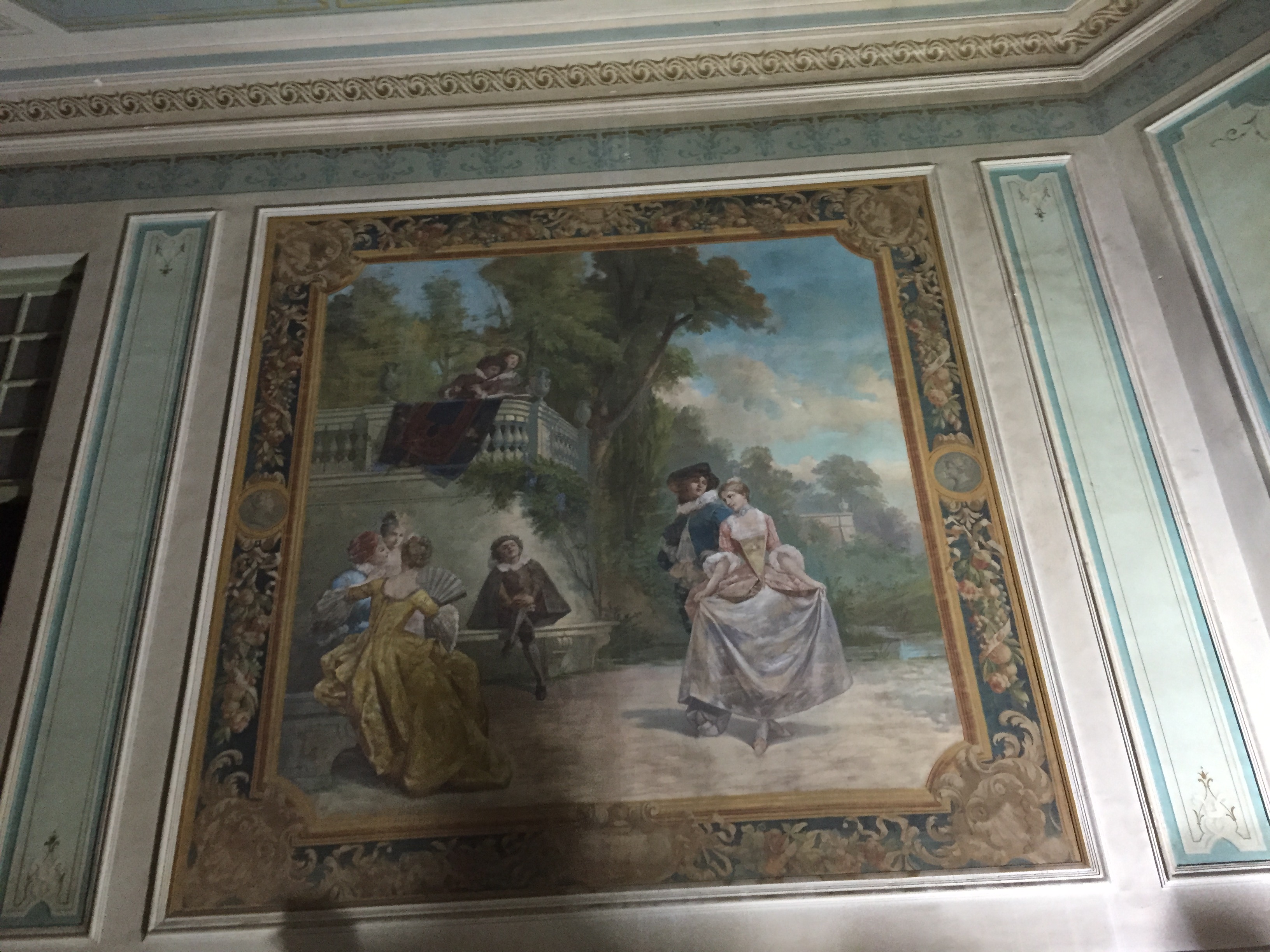 بعض اللوحات الفنية داخل القصر 