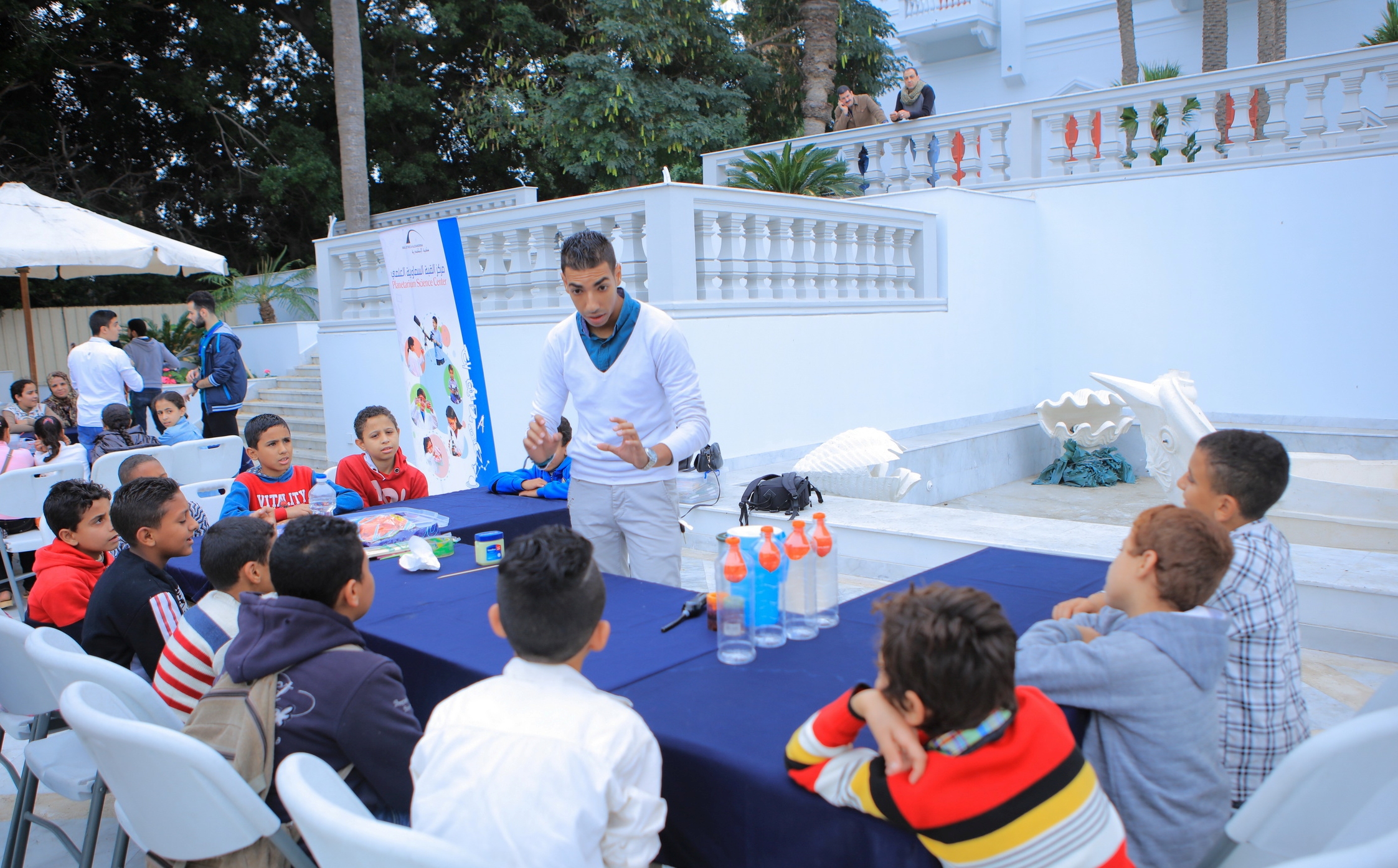 الأطفال المشاركون فى احتفالية العلوم بقصر أنطونيادس 