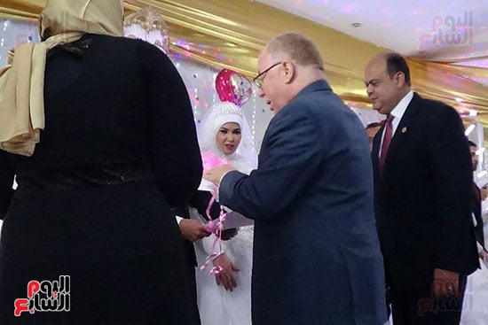 محافظ مطروح ووزير الثقافة يسلمان الهدايا للعرائس