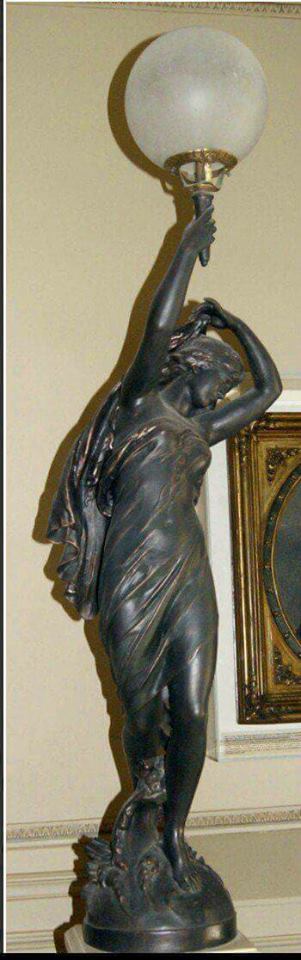 تمثال لفتاه مطلى باللون الأسود