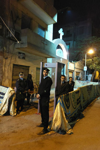صور مدير أمن القاهرة يتفقد قوات تأمين الكنائس (3)