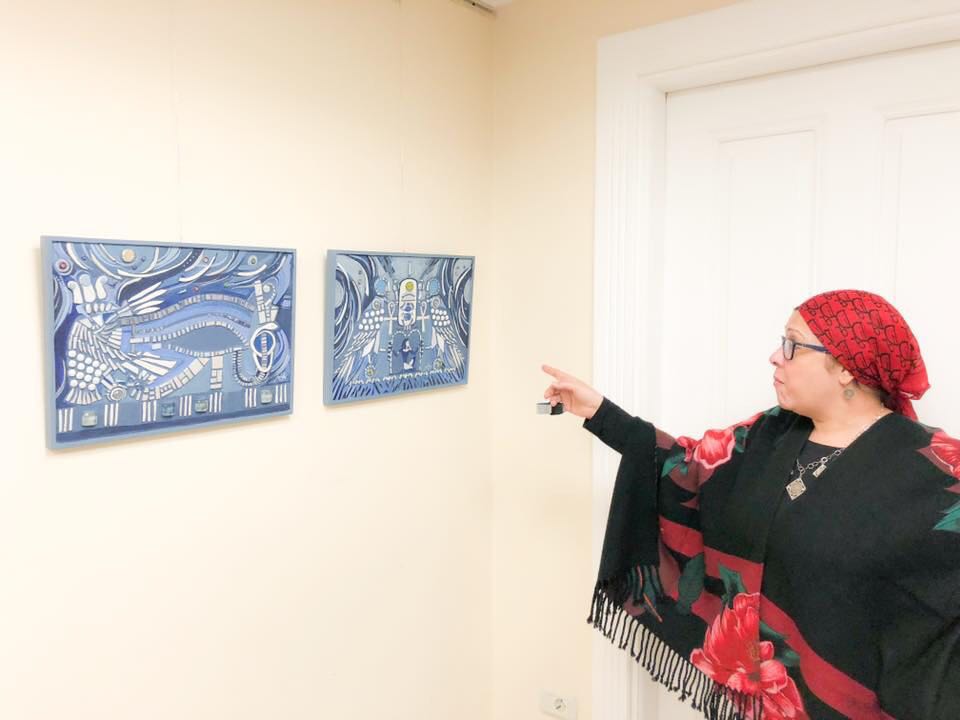 3 الدكتورة صفية القبانى وأحد لوحات الفنانة التشكيلية الدكتورة إسراء ياسر