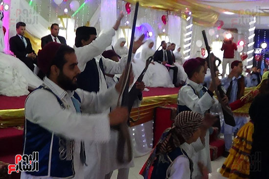 احدي فقرات فرقة مطروح للفنون الشعبية خلال حفل الزفاف الجماعي
