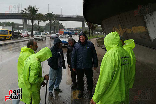 اللواء نافع يتفقد شفط المياه