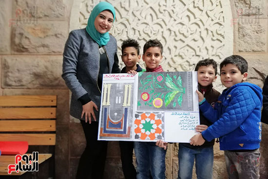 الدكتورة رشا كمال والاطفال المشاركين بورشة صقف وحيطة