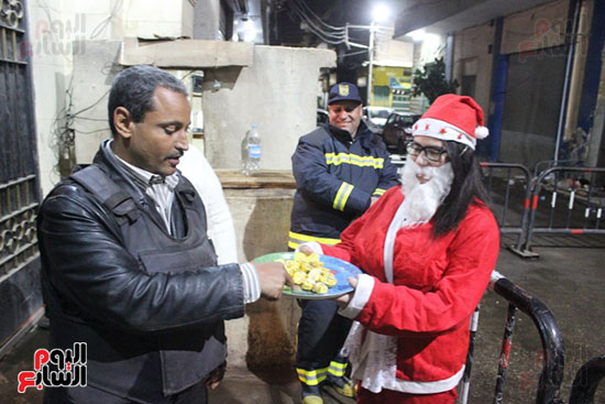 جنود يحصلون على الحلوى من بابا نويل