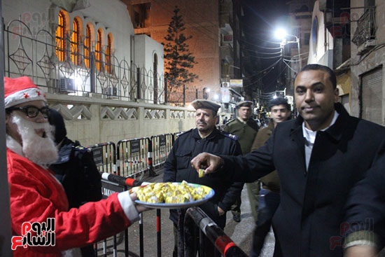  قوات الأمن تحصل على الحلوى من بابا نويل