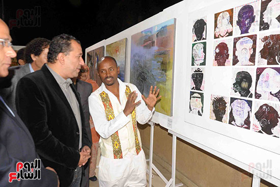 المحافظ يتفقد أعمال فنانو العرب بملتقى الأقصر للتصوير