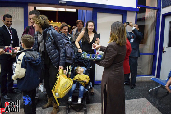 هدايا الكريسماس يتم تقديمها للسياح