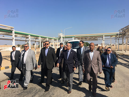 وزير القوى العاملة والقيادات أثناء زيارته لمصنع أسيوط